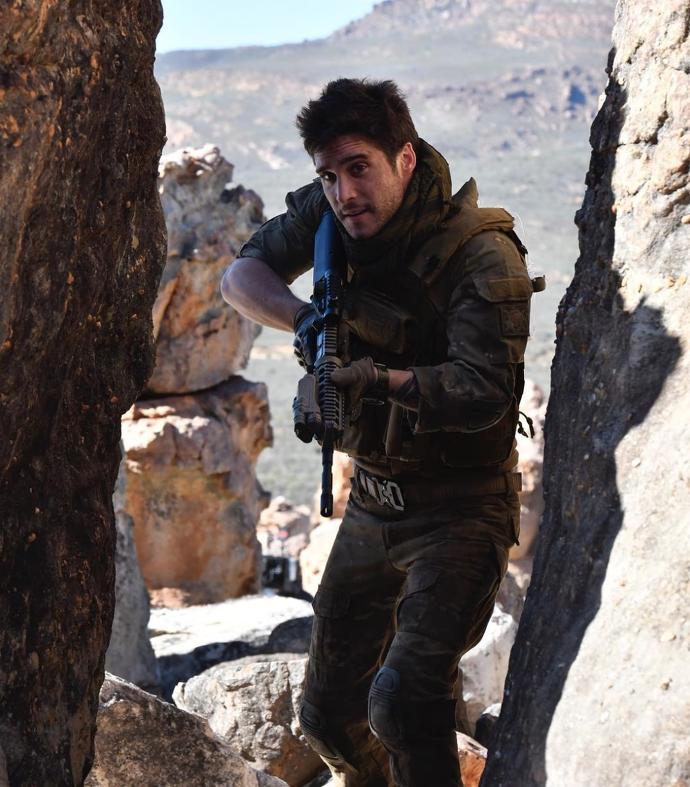 Diego Boneta avec son fusil d'assaut en joue